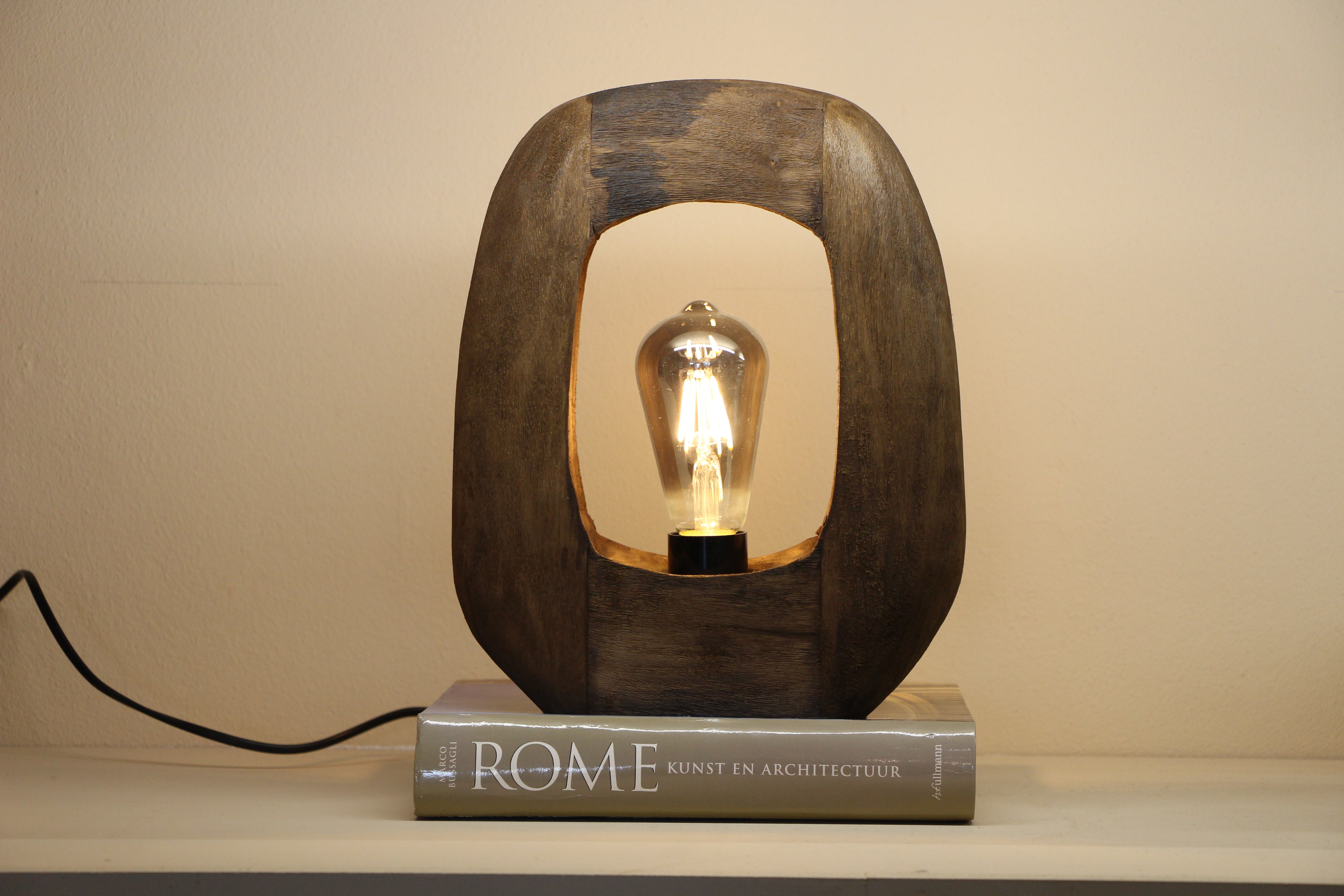 Warme houten tafellamp