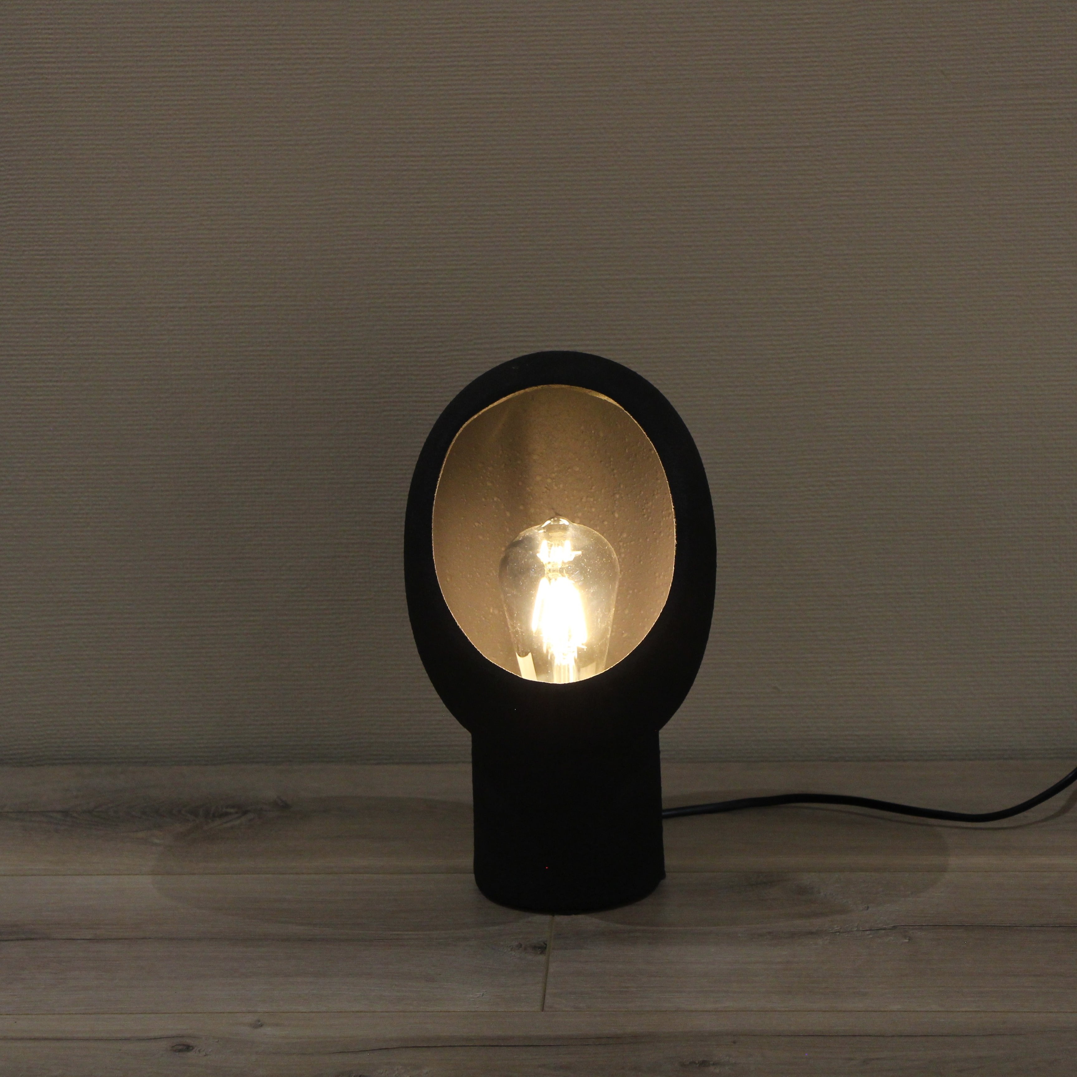 Moderne tafellamp van keramiek in het zwart